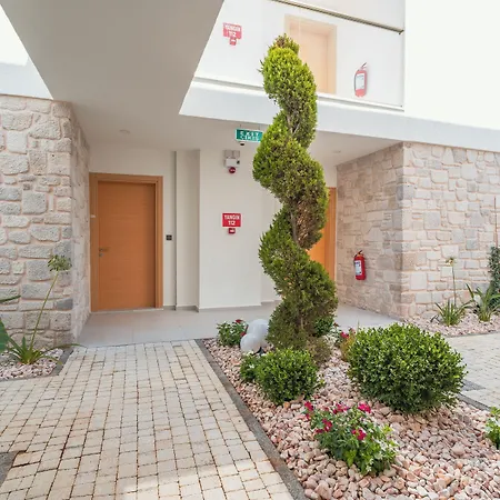 Local House Aparthotel 3*