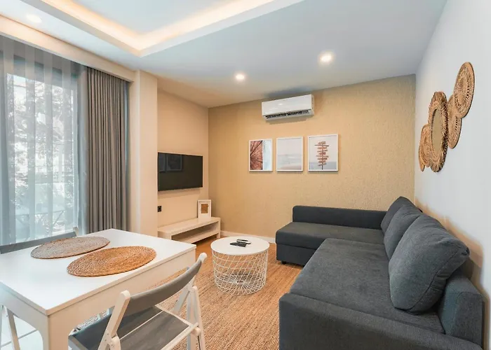 Local House Aparthotel 3*