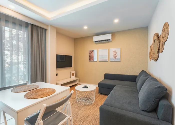 Local House Aparthotel 3*