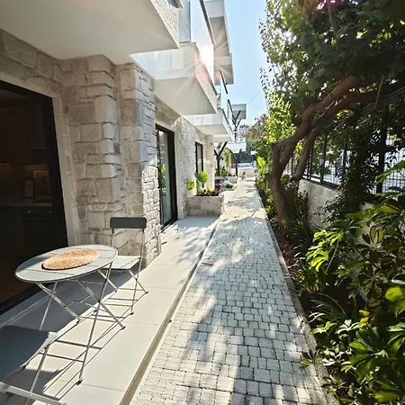 Apart Otel Local House